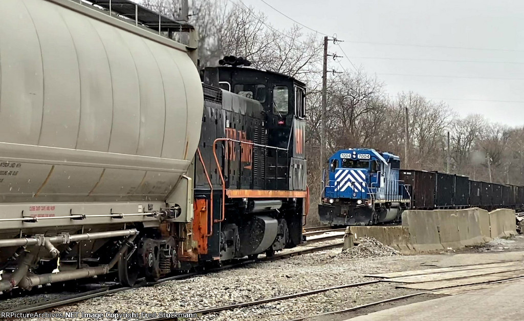 AB 1501 greets 7004, who at this writing is working the empties out of town.